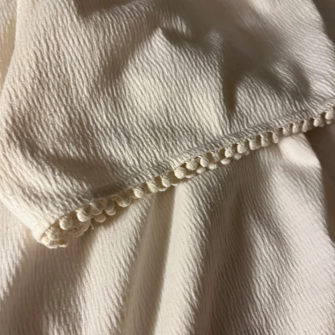 offshoulder blus med spetsdetaljer - 2