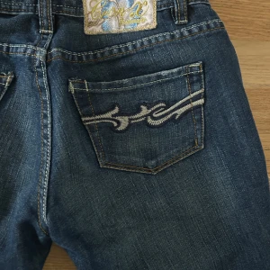 Blå bootcut jeans från Cron-X - Snygga blå jeans från Cron-X med bootcut passform och coola broderade detaljer på bakfickorna. Midjemåttet är 68cm rakt över och innerbenslängden är 71cm, grenen 17cm. Står att storleken är W:28 L:32. Har däremot sytt som kortare. Har ni några frågor svarar jag gärna på dom💓😁