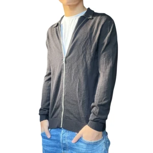 Stickad cardigan i merino ull - Stickad cardigan i merino ull från H&M. Väldigt bra skick. Pris kan diskuteras!