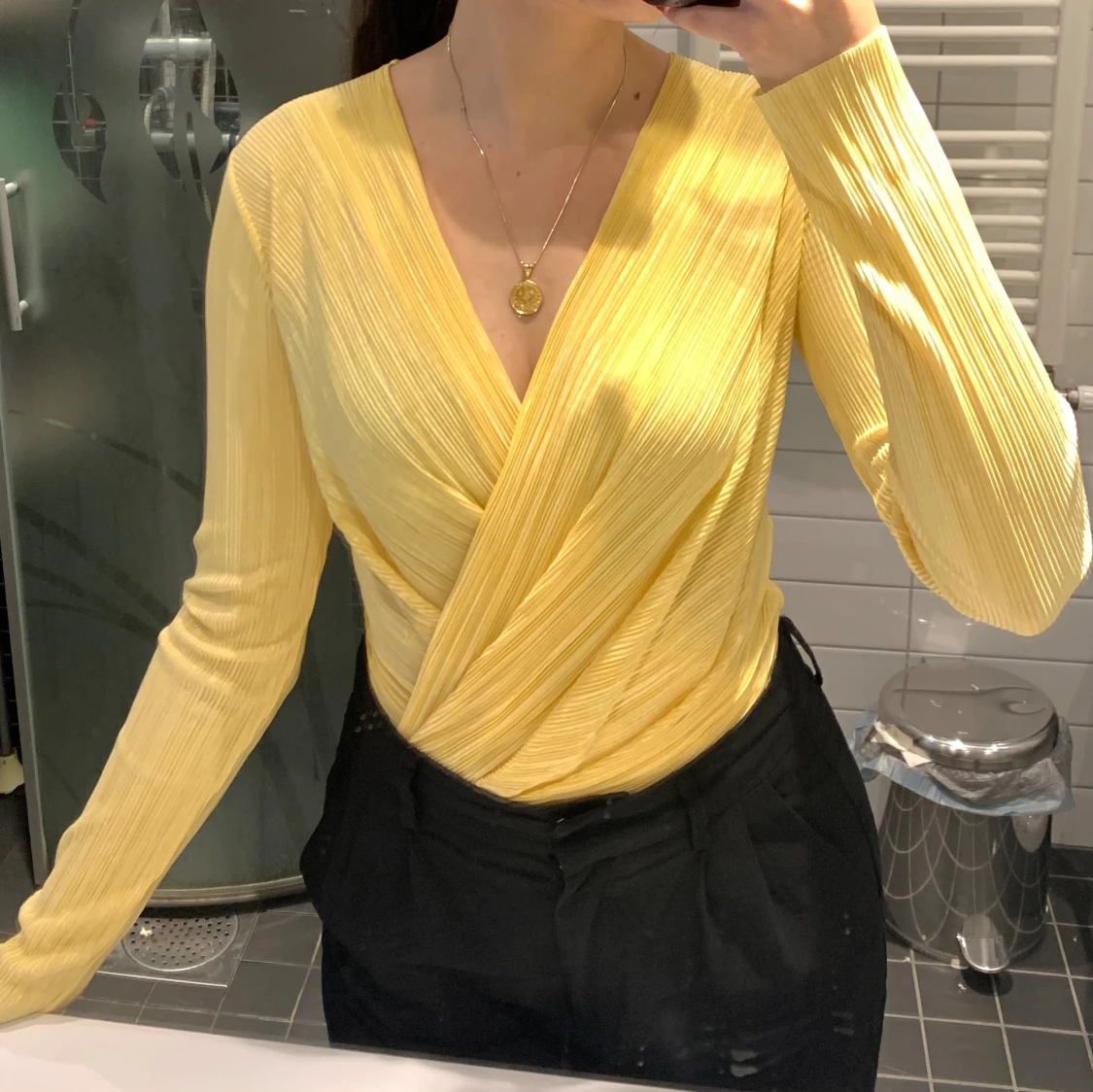 Gul bodysuit från Gina Tricot