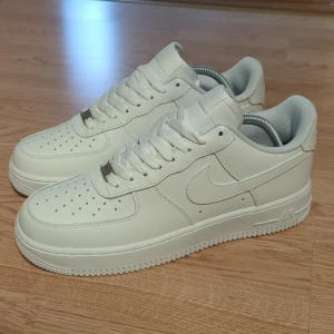 Nike Air Force 1 vita sneakers - Fräscha Nike Air Force 1 sneakers helvita. Sprillans nya aldrig använda. Riktigt clean look som passar till alla tillfällen. Var inte rädda att komma med frågor. Priset är inte hugget i sten!
