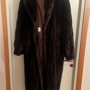 Mörkbrun päls av Michel Alexis - Päls av Michel Alexis (ej äkta)  Storlek ca 38/40 (du får gärna komma och testa så den sitter fint)   Väldigt fint skick! Riktigt vintage 🤩  Kan hämtas i Nacka eller Sollentuna