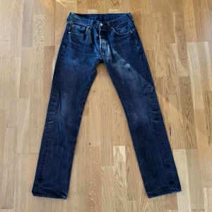 Vintage levis 501 - Svarta levis 501 jeans i storlek 29/34. Snygga detaljer på jeansen. Bara att höra av sig vid frågor eller funderingar.