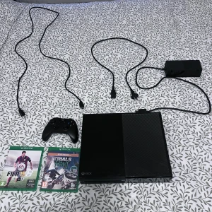 Xbox one & Handkontroll  - Säljer min xbox. Pågrund av att jag inte använt den på några månader. det kommer med handkontroll, Kablar och två olika spel. Fifa 15 & Trials Rising. Den rullar på i mycket bra skick. inga skador eller konstigheter bara några små fläckar men det funkar ändå. intresserad? Ställ gärna mer frågor och bilder på xboxen 
