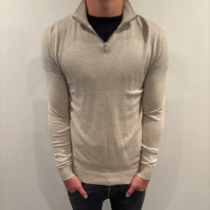 Half zip tröja  - Half zip tröja! Trendigaste tröjan på marknaden.  Skick= 9,5/10 Nypris= 499 kr Säljs för= 299 kr Märke= Jack and Jones 