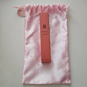 Björk Tämja Flyaway Tamer 20ml - Björk Tämja Flyaway Tamer är en produkt som hjälper till att fixera frisyren och tämja flygiga hårstrån. Den kommer i en praktisk förpackning om 20 ml.  Ord pris 249kr