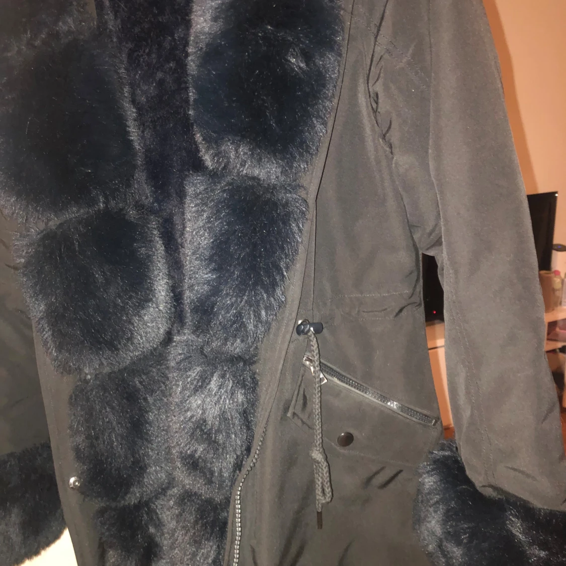 Svart parkas med fuskpäls  - 3