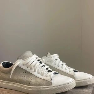 Oliver Cabell skor - Ett par Oliver Cabell skor i storlek 39, de är i fint skick men färgen börjar spricka lite i fram. Boxen följer tyvärr inte med då min pappa råkade slänga den 