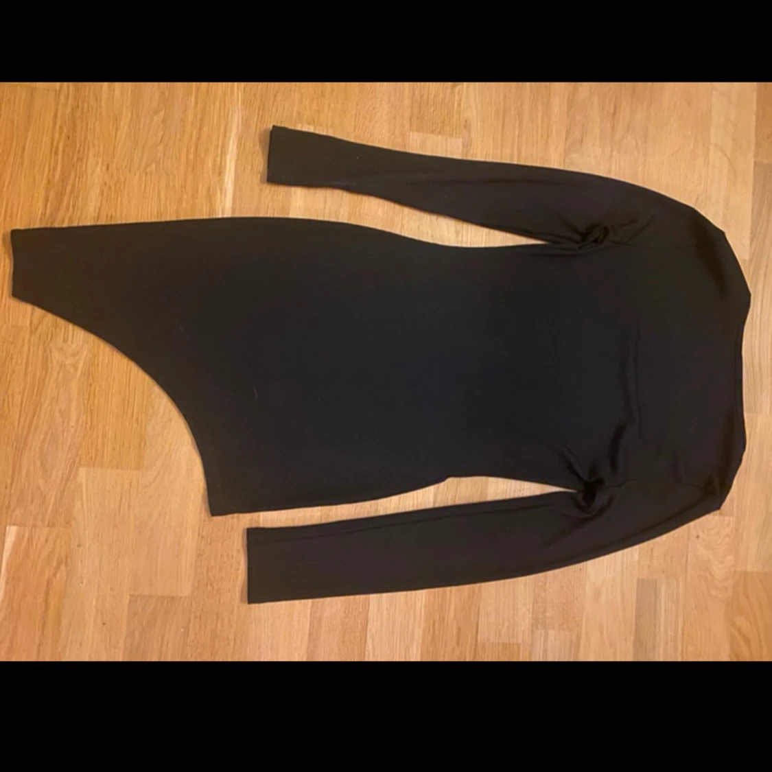 Svart asymmetrisk långärmad klänning med slits i storlek petite XS - 2