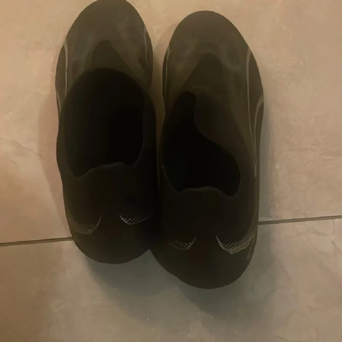 Svarta Puma fotbollsskor utan snörning str 44,5 - 2