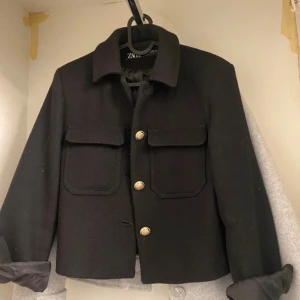 Svart höst jacka  från Zara med guldknappar - Jätte fin jacka men för stor för mig 