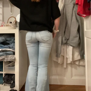 Ljusblå bootcut jeans - Säljer dessa ljusblå jeans. Jeansen är omsydda till bootcut. Midjemått 36 cm tvärs över midjan och innerbenslängd 76 cm. Jeansen är i ett stretchigt matrial. Obs fri frakt på dessa jeans fram tills 2 november‼️