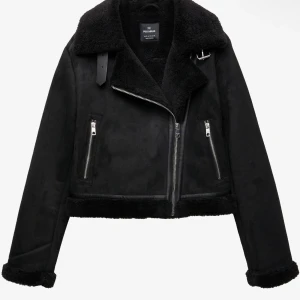 Svart teddyjacka  - Jätte mysig jacka från Pull&Bear i storlek M knappt använd därför den säljs, liten i storleken har xs vanligtvis