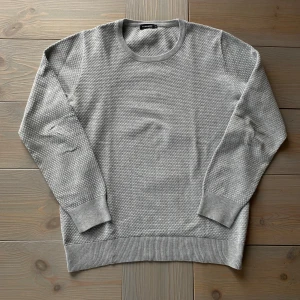 J.Lindeberg i grått – stilren basic tröja för vardag✨ - Grå tröja från J.Lindeberg i strl M. I toppskick, sitter bra och är perfekt som tröjlager över skjorta. 💼 Funkar året runt 💸 Endast 249! 📦Fri frakt!  