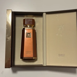 Liquid Brun exklusiv parfym - Liquid Brun från French Avenue levereras i en lyxig förpackning med elegant design. Perfekt för dig som vill sticka ut med en unik och trendig parfym på hyllan. Helt ny i förpackning, beställde och va inte i min smak, kvitto finns från 3 dagar sedan från cdon. Endast testat så 100 ml