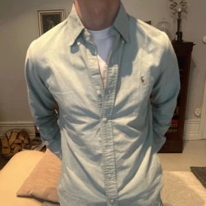 Grön Ralph Lauren skjorta - Snygg passform och passar både till vardags och mer uppklädda tillfällen. Mycket fint skick
