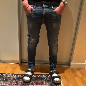 Blåa replay anbass stl 30 - Snygga blåa replay anbass jeans i stl 30 hel. Inga defekter och är i ett fint skick. Vid funderingar är det bara att fråga på!
