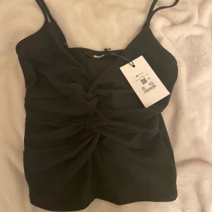 Svart linnetopp  - Topp från bikbok storlek XS, helt ny med prislapp på, nypris 200 kr. 