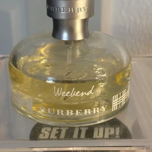 Burberry Weekend Eau de Parfum 100ml - Burberry Weekend Eau de Parfum, 100 ml. En klassiker från Burberry, tillverkad i Frankrike. Perfekt för dig som vill ha en ikonisk doft i snygg flaska. 80% volym alkoholhalt.