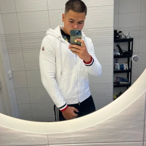 Moncler hoodie - Säljer nu en fin Moncler zip hoodie, i ny skick. Nfc Scan och qr kod finns! Sitter som S/M Hör av er för fler frågor eller andra funderingar 
