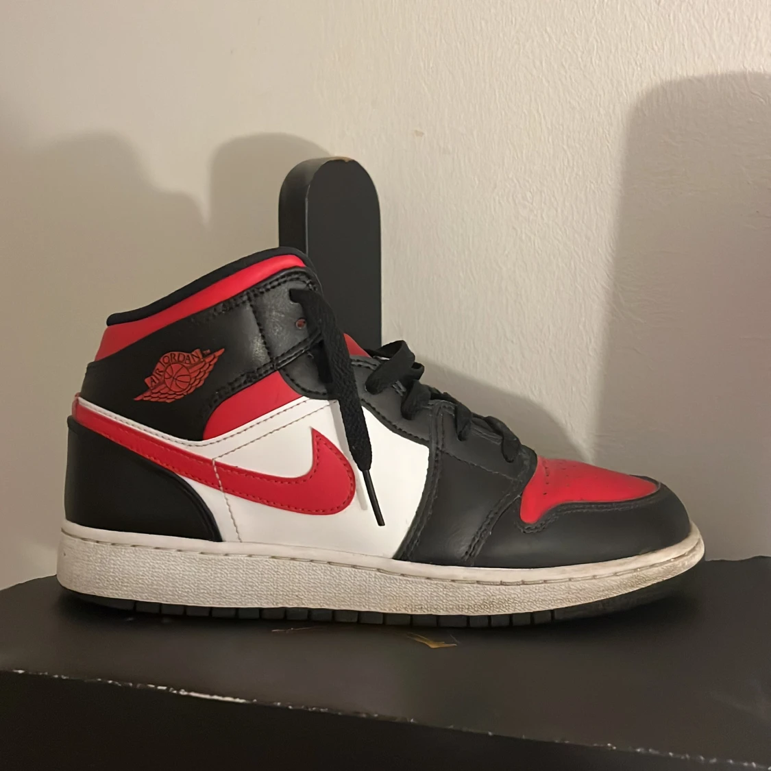 Nike Air Jordan 1 Mid Svart/Röd/Vit