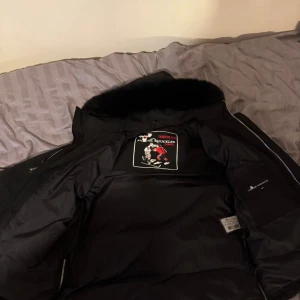 Svart dunjacka från Moose Knuckles - Moose Knuckles jacka som köptes förra vintern och har blivit använd i typ 3 månader,                                                                                        vid snabb affär går priset att diskuteras.                                  (DEN PASSAR BÅDE XL/L)