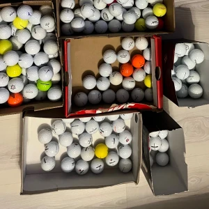 Begagnade golfbollar, blandade märken - Skriv innan du beställer😁                                  50kr för ett dussin, priset kan variera dock beroende på bollen. Stort parti begagnade golfbollar i olika färger och märken, bl.a. Titleist Pro V1, Callaway, TaylorMade och Nike. Bollarna är i varierande skick, vissa med mindre slitage eller markeringar, andra i mycket gott skick. Perfekt för träning eller spel. Flera färger och modeller ingår. Pris kan diskuteras! Olika skick klassas in i A-C-E. Vid köp skriv!