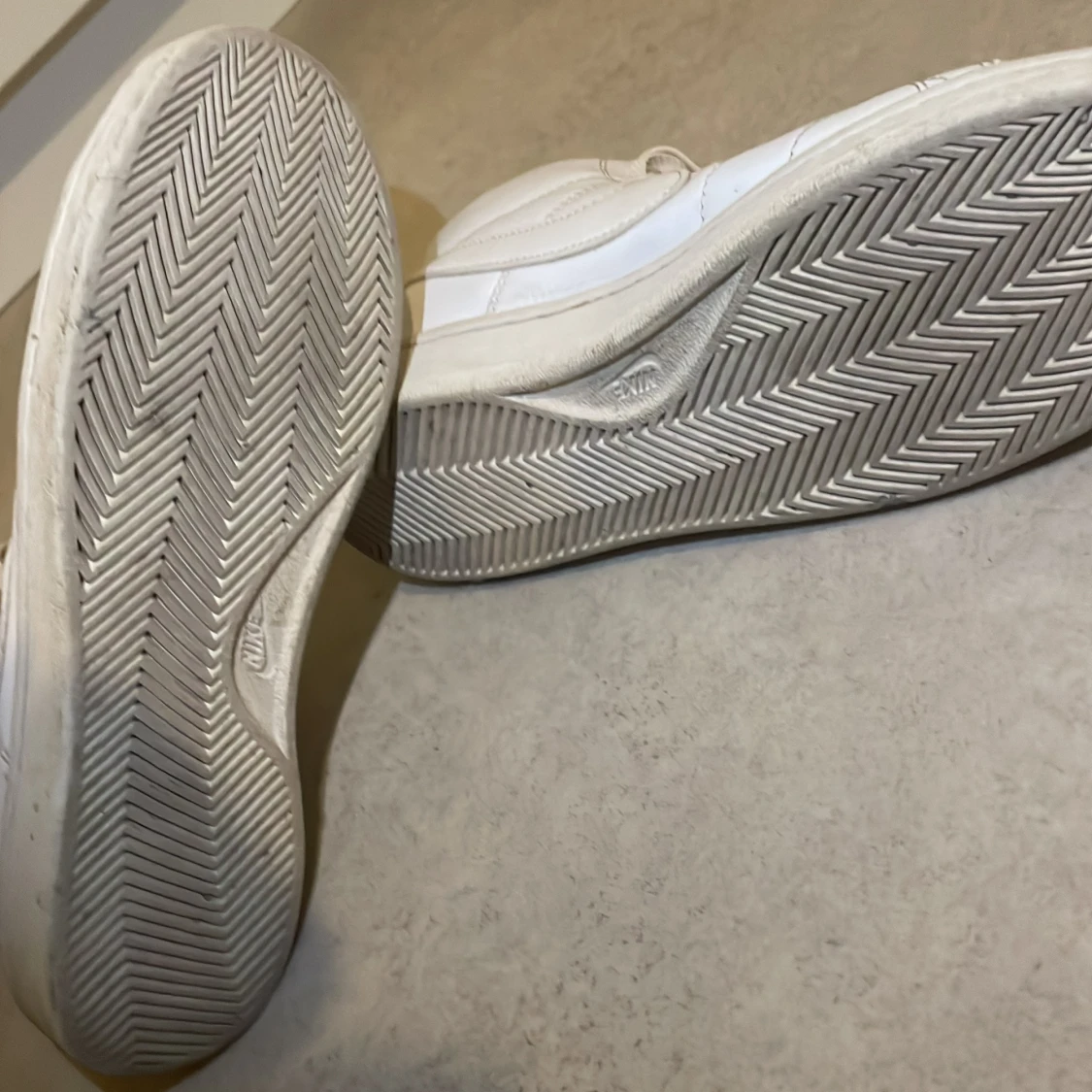 !ljuset är dåligt i bilderna! Vita äkta Nike sneakers - 1