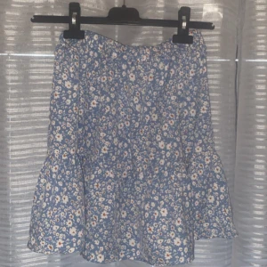 Blå blommig kjol - Blå blommig kjol storlek 164❤️