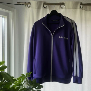 Palm angels zip hoodie  - Riktigt bra skick, snygg och stilig hoodie som passar till många stilar, sparsamt använd och i fint skick, pris kan diskuteras! 💜