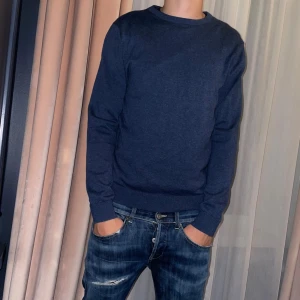 Bläck Tröja - En blå tröja ifrån Bläck | inga tecken på användning | storlek S passar mindre | pris 400kr.