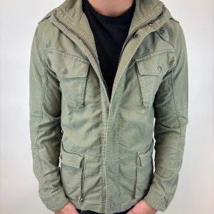 Woolrich Jacka  - Hej! Säljer nu denna väldigt snygga och eftertraktade Woolrich Fieldjacka!  Jackan är slutsåld överallt och går inte att få tag på… jackan är perfekt nu till hösten/vintern  Storlek S Ny pris: 6000 kr Säljs för: 1399 kr