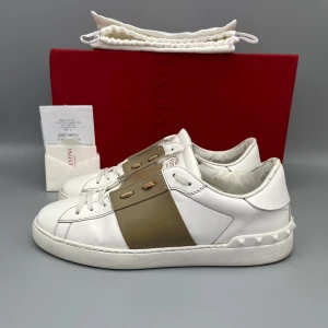 Valentino Open Sneaker Beige - • The shoes have been gently used and are in good condition  • Size: 42 (fits 42.5–43)  • Color: Beige  • Retail price: 7280 SEK / 590€  • Box, dustbag, valentino card & receipt included