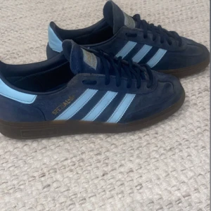 Adidas Handball Spezial blå sneakers - Adidas Handball Spezial | skick: 7,5/10 | storlek: 40 2/3| hör av dig vid minsta fundering 