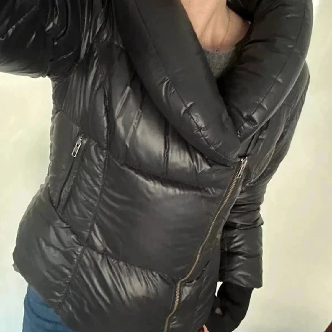 Svart dunjacka med stor krage M/L - 4