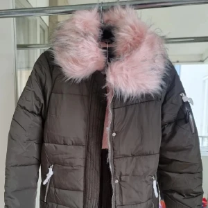 Svart pufferjacka med rosa fuskpäls - .