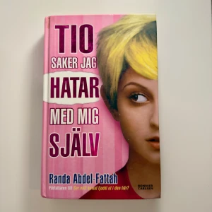 Bok: ”Tio saker jag hatar med mig själv” av Randa Abdel-Fattah - En bok om att hitta sig själv och våga vara den man är. Perfekt för dig som gillar berättelser om identitet, dubbelliv och att passa in både i skolan och hemma. Skriven med humor och värme, riktad till unga som vill läsa om att vara annorlunda. Boken är i gott skick!