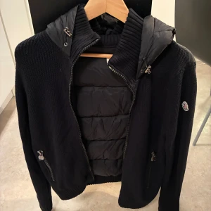 Moncler Tricot Cardigan - Säljer nu denna helt nya Moncler Tricot Cardigan i storleken S, jackan är svart. För fler bilder eller frågor skriv dm🤝