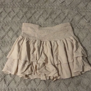 Beige volangkjol  - Supersöt beige kortkjol från shein. Använd några gånger. Storlek petite S. För fler bilder hör av er privat!