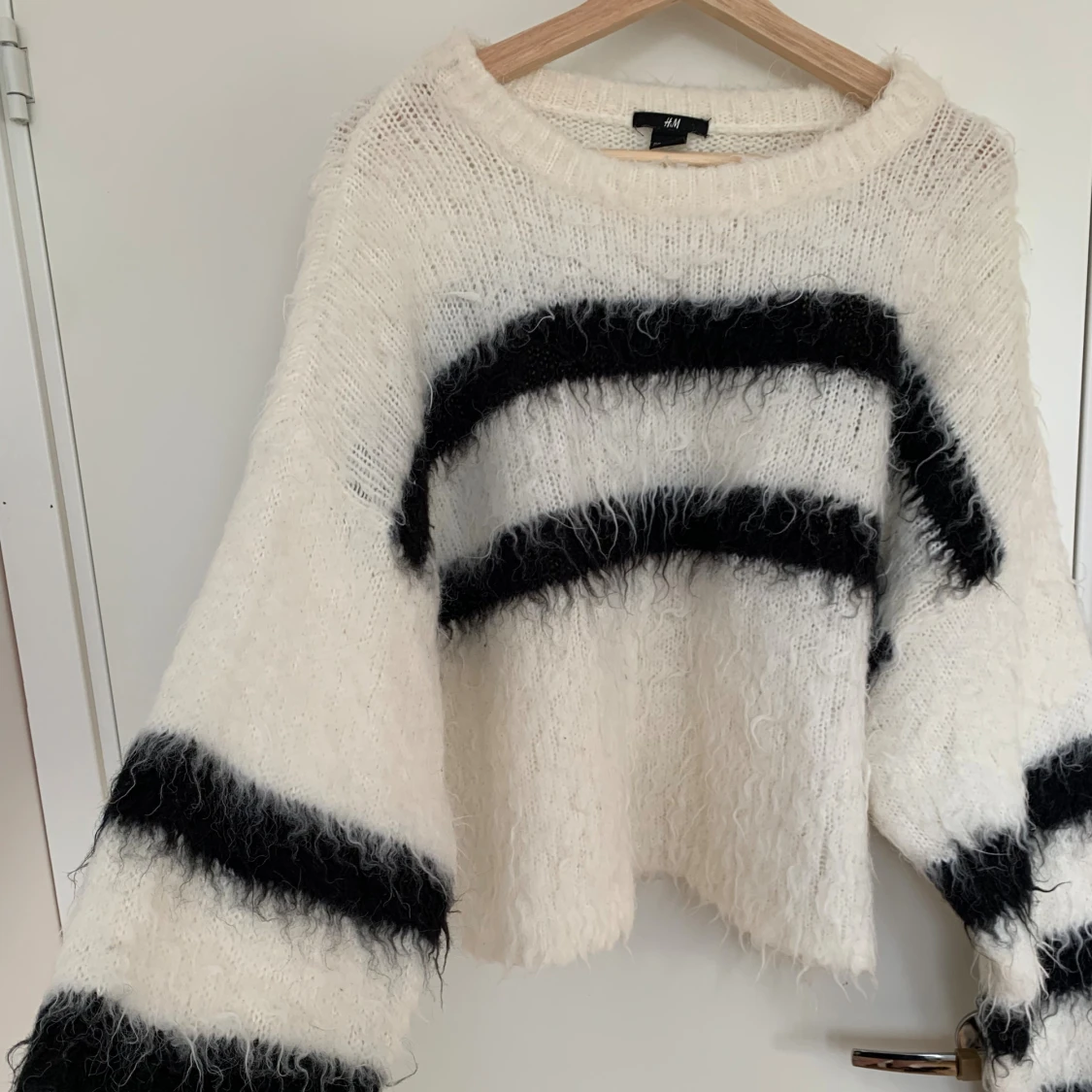 Vit och svart fluffig stickad tröja H&M - 3