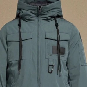 Museum övergångsjacka Grå Ny med taggar - Ny med taggar Rek. pris 5500kr Grå  Storlek 52 Fyllning 100% Polyester  Innermaterial 100% Polyamid  Yttermaterial 65% Polyester 35% Bomull