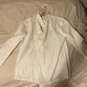 Ami Paris Kostym Skjorta (Vit) - Säljer en fin ami kostymtröja då jag tyvärr aldrig har använt den, storlek S men passar också M