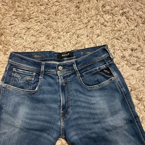 Replay anbass jeans hyperflex herr  - Replay anbass hyperflex jeans i slim passform. Mycket bra skick, inga märkvärdiga defekter. Storlek W32. Skön wash på dessa , postas samma dag som köp eller dagen därpå🙌💯