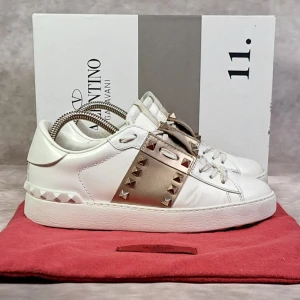 Valentino Rockstud Skor - Stl 36,5 - Jättefina skor från Valentino! Nytt skick: 9,5/10, inga defekter | Stl: 36,5 | Nypris: +5500kr | Medföljer vid köp: Skorna och Dustbag |