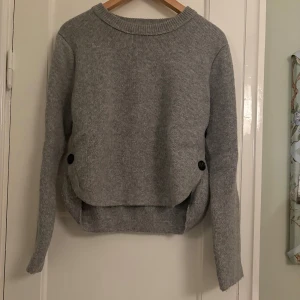 Zara tröja - Säljer nu min mysig gråa tröja från Zara. Väldigt cool tröja!! Bra skick. Kom privat för mer bilder 🤗
