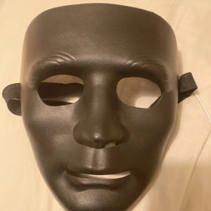 Svart diadem med bred resår - Snyggt svart diadem med bred resår på sidorna som håller håret på plats. Perfekt accessoar för att lyfta din look och hålla håret borta från ansiktet. Enkel och stilren design som passar till många outfits.den e bra för halloween har hatten länge säljer för 50kr