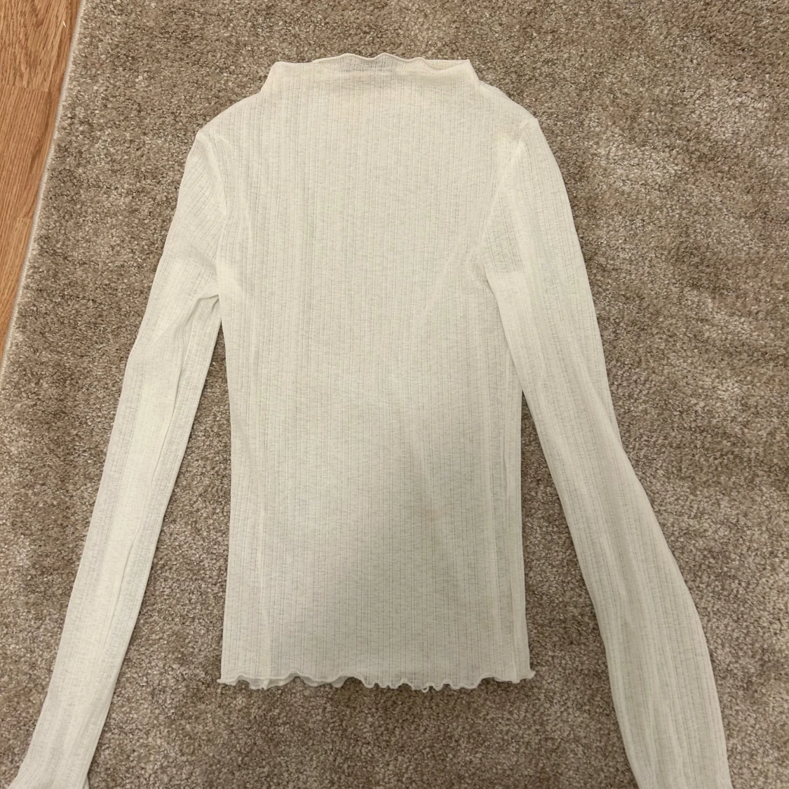 Vit ribbad polotopp från Gina Tricot