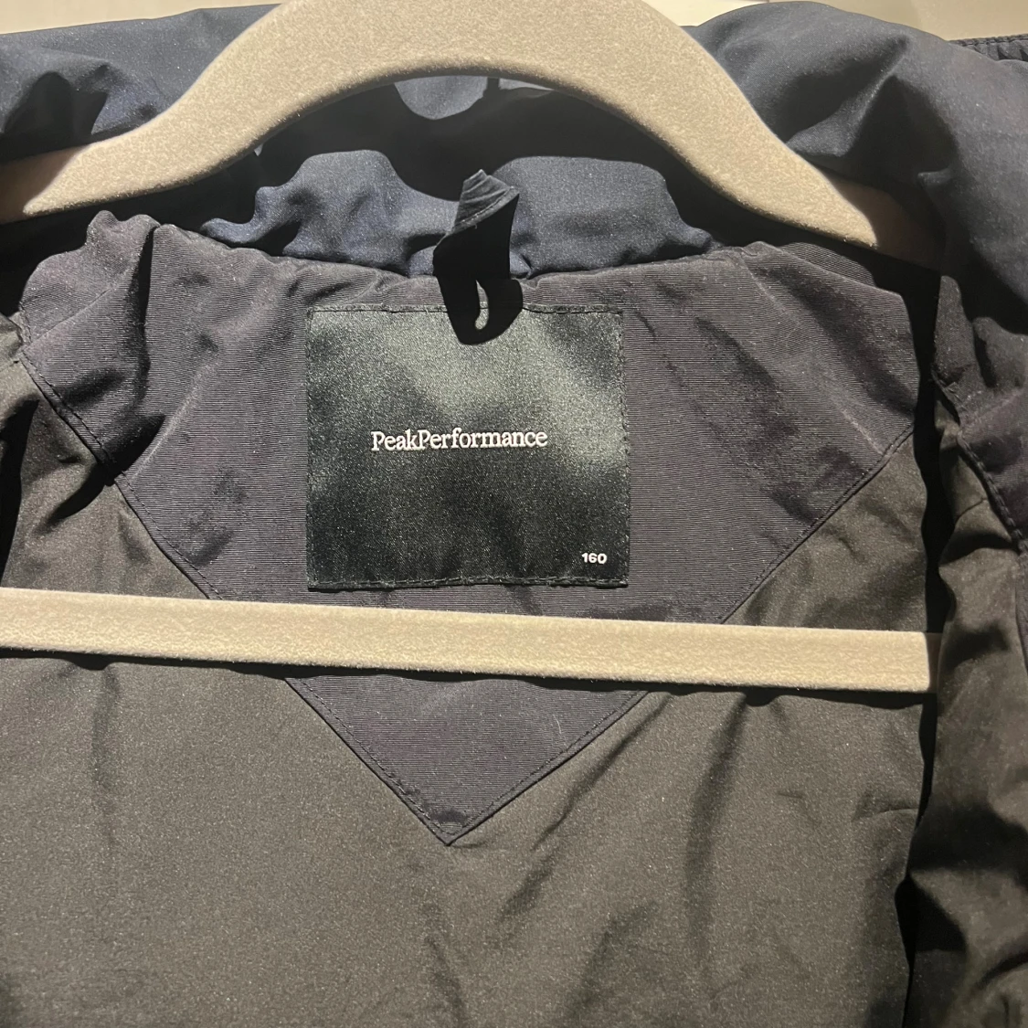 Mörkblå pufferjacka Peak Performance - 3