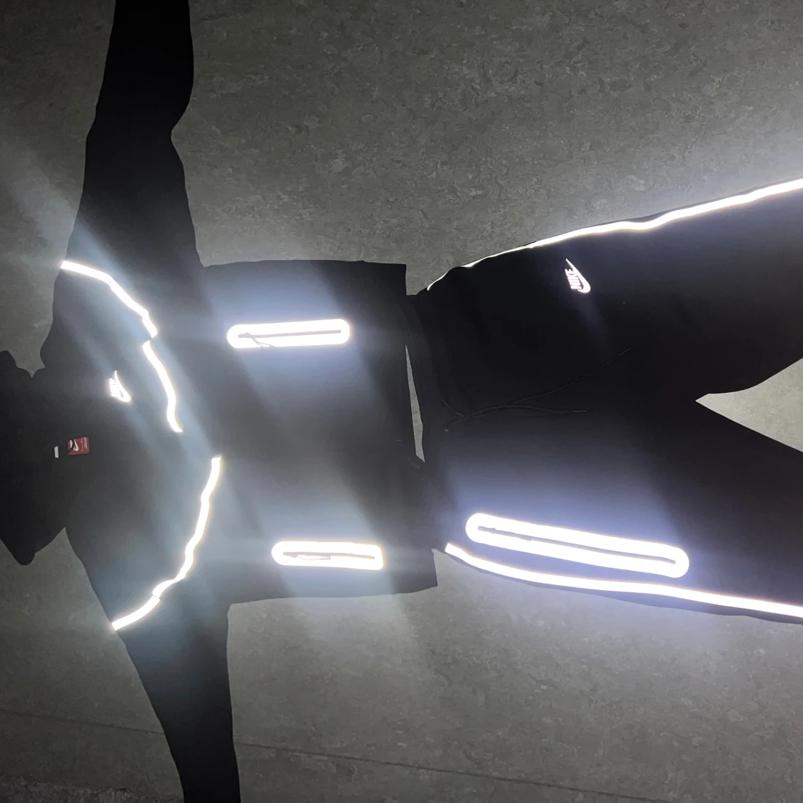 Svart hoodie från Nike med reflexdetaljer