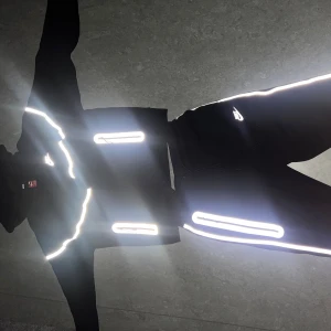 Svart hoodie från Nike med reflexdetaljer - Svart hoodie från Nike med grå reflexdetaljer längs ärmar och bröst samt dragkedjor på fickorna. Tröjan har huva och lång ärm, perfekt för dig som gillar sportig och clean stil. Snyggt Nike-märke på bröstet och coola linjer som ger extra edge. Passar i storlek S och XS. Pristet kan diskuteras 